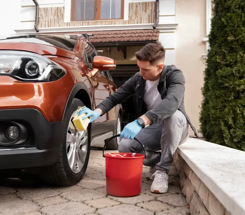 Lavage auto à domicile Saint-Éloy-de-Gy : professionnel intervenant sur un véhicule